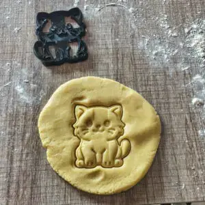 Süße-sitzende-Katze