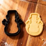 Schneemann Ausstecher | Drei Kugeln mit Schal und Zylinder
